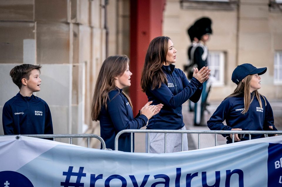 Royal Run 2021: Prinzessin Mary und Kinder klatschen Royal Run 2021: Prinzessin Mary und Kinder klatschen