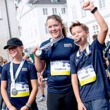 Royal Run 2021: Prinzessin Josephine, Prinzessin Isabella und Prinz Vincent präsentieren ihre Medaillen