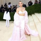 Schauspielerin Kate Hudson erscheint in einem rosafarbenen Zweiteiler mit passendem Fake-Fur-Mantel von Michael Kors.