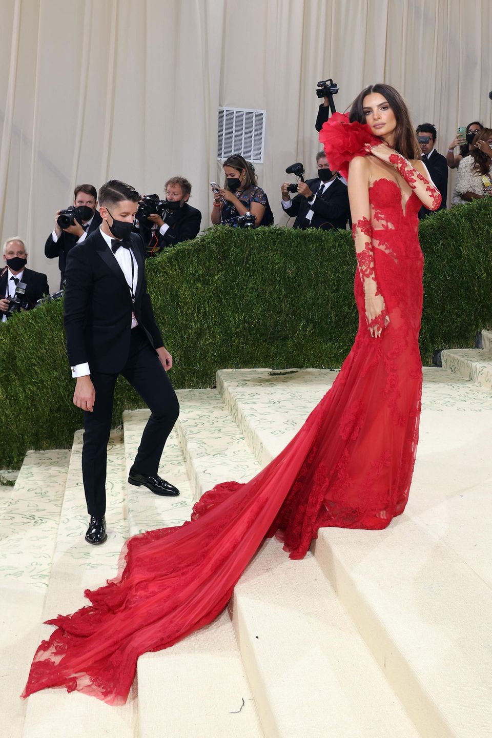 Emily Ratajkowski begeistert in einem roten Kleid mit ordentlich Spitze von Vera Wang. Emily Ratajkowski begeistert in einem roten Kleid mit ordentlich Spitze von Vera Wang.