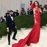 Emily Ratajkowski begeistert in einem roten Kleid mit ordentlich Spitze von Vera Wang.