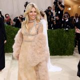 Bei Sienna Miller fällt die Wahl auf ein glamouröses Kleid von Gucci. Hinter dem Look steckt die Stylistin Kate Young.