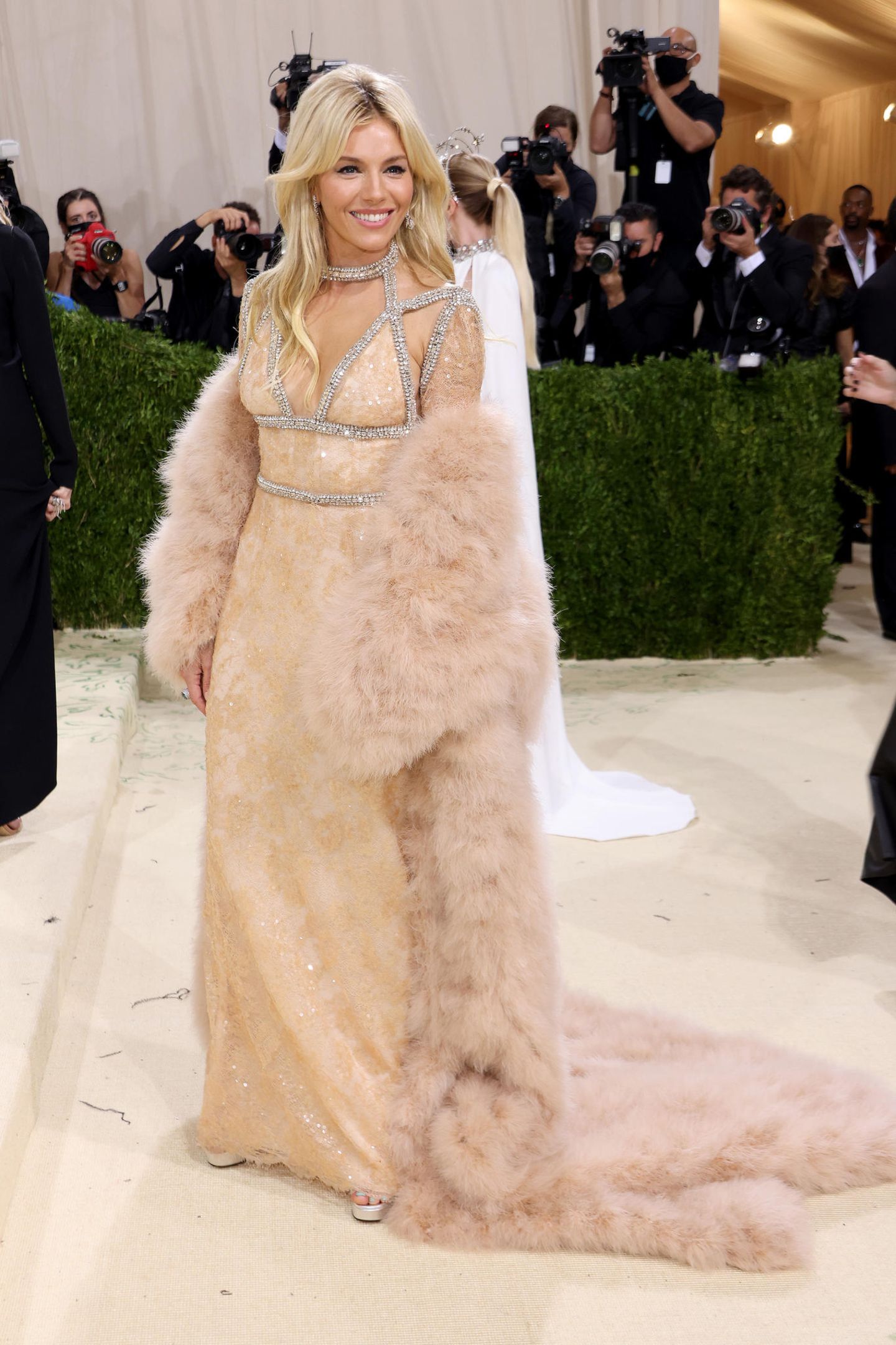 Bei Sienna Miller fällt die Wahl auf ein glamouröses Kleid von Gucci. Hinter dem Look steckt die Stylistin Kate Young.