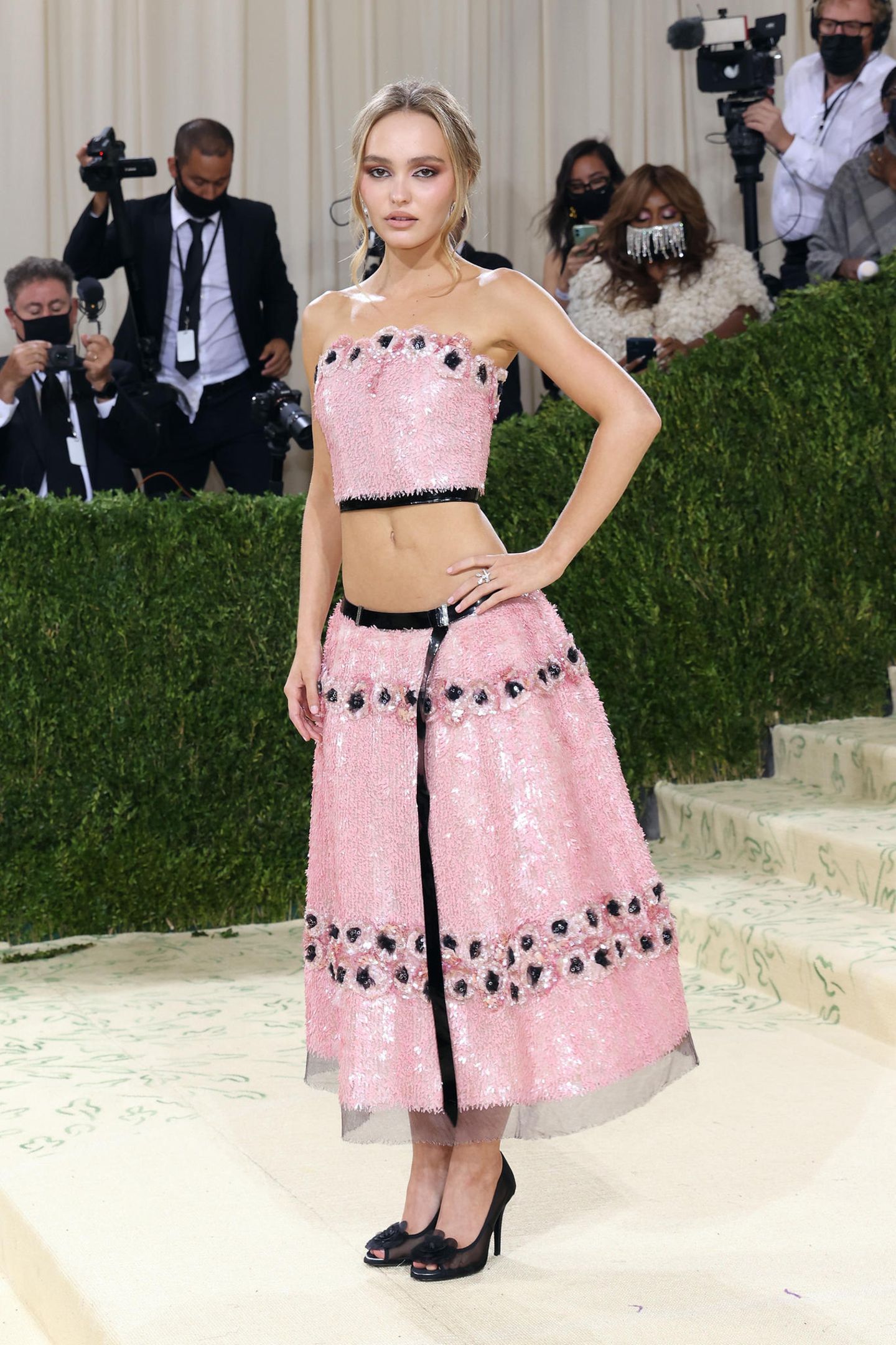 Lily Rose Depp glänzt in einem Zweiteiler aus dem Hause Chanel. Als Markenbotschafterin war ihre Designer-Wahl für den Abend vorhersehbar.