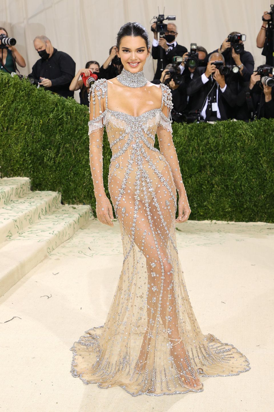 Für einen echten Highlight-Moment sorgt Kendall Jenner in ihrem durchsichtigen Kristall-Kleid von Givenchy.