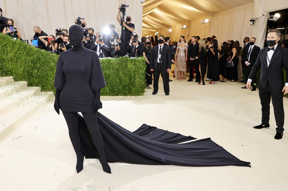 Ist das etwa …? Ja, unter diesem Fetisch-Look versteckt sich Kim Kardashian. Das eher fragwürdige Design stammt aus dem Hause Balenciaga. Ist das etwa …? Ja, unter diesem Fetisch-Look versteckt sich Kim Kardashian. Das eher fragwürdige Design stammt aus dem Hause Balenciaga.