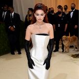 Gigi Hadid erscheint mit roten Haaren in einem engen Corsagenkleid von Prada.