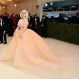 Co-Host Billie Eilish lässt ihrer inneren Marilyn Monroe ihrem Kleid von Oscar De La Renta und edlem Schmuck von Cartier freien Lauf.