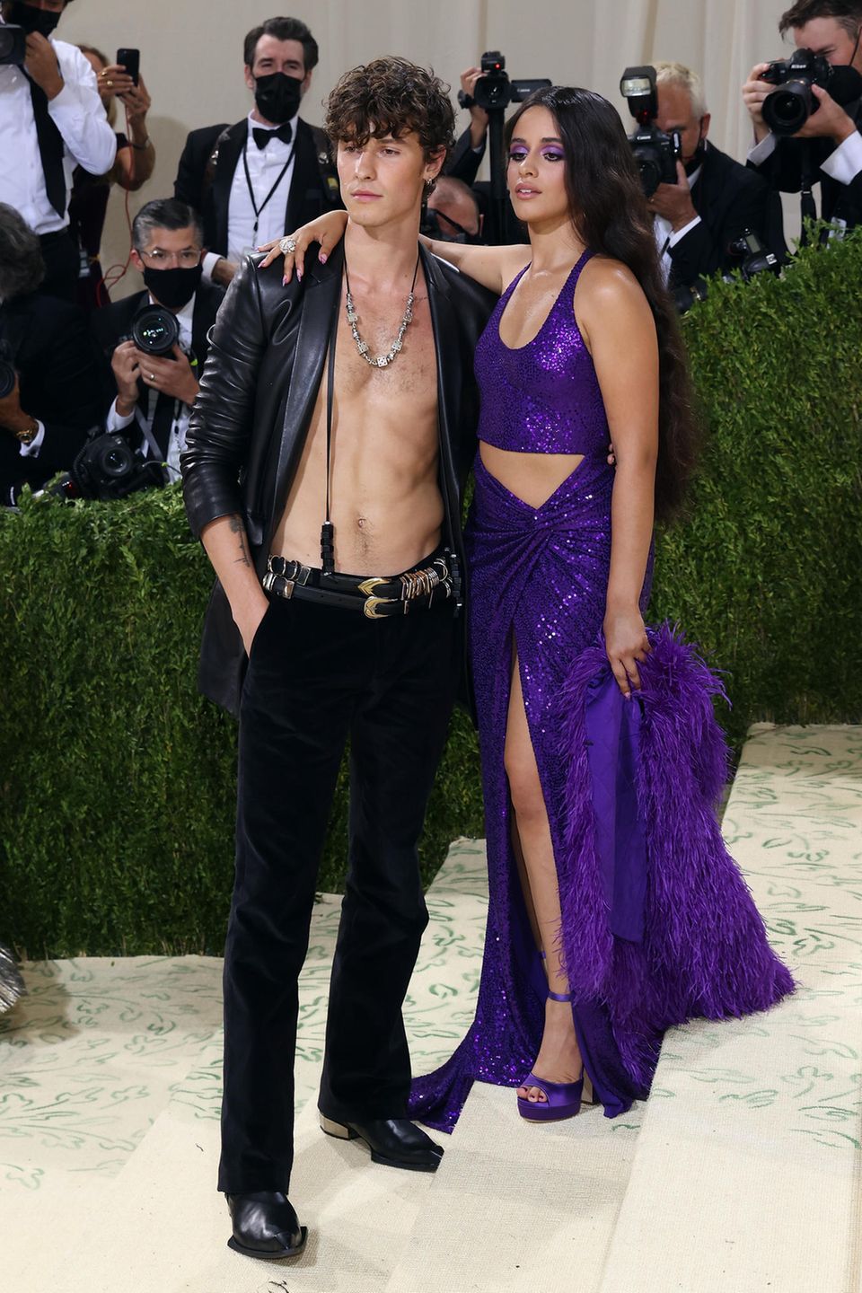 Turteltauben Shawn Mendes und Camila Cabello erscheinen in Looks von Michael Kors. Camilla setzt auf ein lila Paillettenkleid, während Shawns Wahl auf eine schwarze Hose und ein Leder-Jackett fällt.
