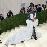 Athletin Simone Biles gibt ihr Met Gala-Debüt in einem Kleid von Area.