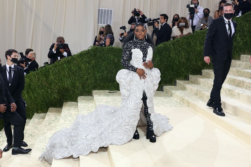 Athletin Simone Biles gibt ihr Met Gala-Debüt in einem Kleid von Area.