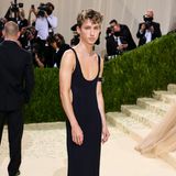 Ein toller Look! Troye Sivan sagt eingestaubten Geschlechterrollen mit seinem Kleid von Altu und Schmuck von Cartier den Kampf an.