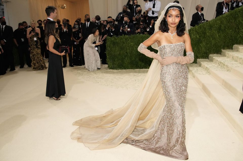 Schauspielerin Yara Shahidi sieht in ihrem Dior-Kleid mit Schleier und edlem Schmuck von Cartier einfach umwerfend aus.