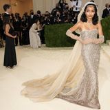 Schauspielerin Yara Shahidi sieht in ihrem Dior-Kleid mit Schleier und edlem Schmuck von Cartier einfach umwerfend aus.