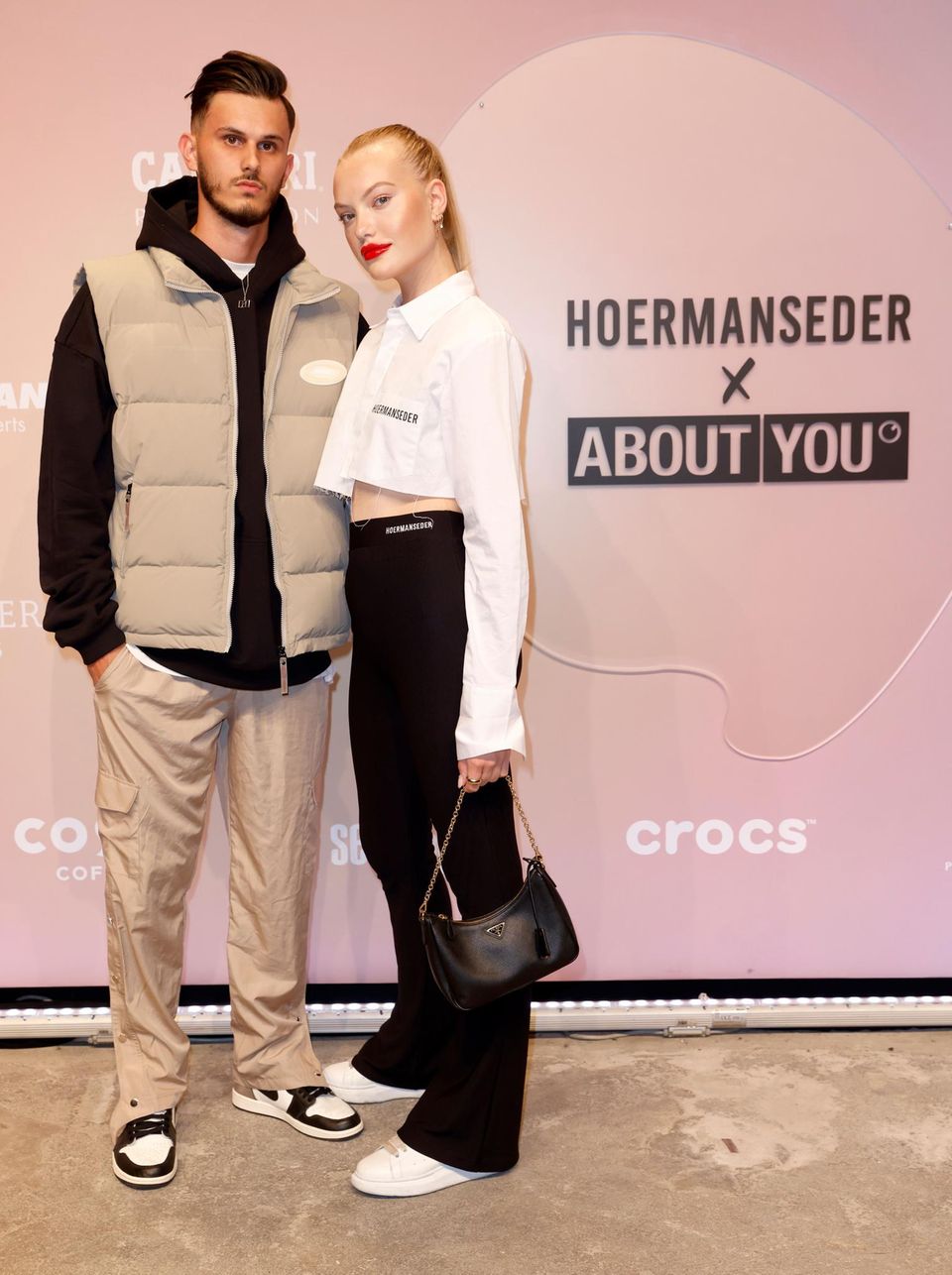 Fast sechs Monate ist es her, dass Cheyenne Ochsenknecht und ihr Freund Nino Sifkovits zum ersten Mal Nachwuchs bekommen haben. Nun zeigen sich die frischgebackenen Eltern auf dem Red Carpet vor der ''Hoermanseder X About You''-Show und posieren mit lässigem Blick Richtung Kameras. Fast sechs Monate ist es her, dass Cheyenne Ochsenknecht und ihr Freund Nino Sifkovits zum ersten Mal Nachwuchs bekommen haben. Nun zeigen sich die frischgebackenen Eltern auf dem Red Carpet vor der ''Hoermanseder X About You''-Show und posieren mit lässigem Blick Richtung Kameras.