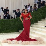 Das enganliegende Kleid von Zac Posen setzt die Kurven von Paloma Elseser perfekt in Szene.