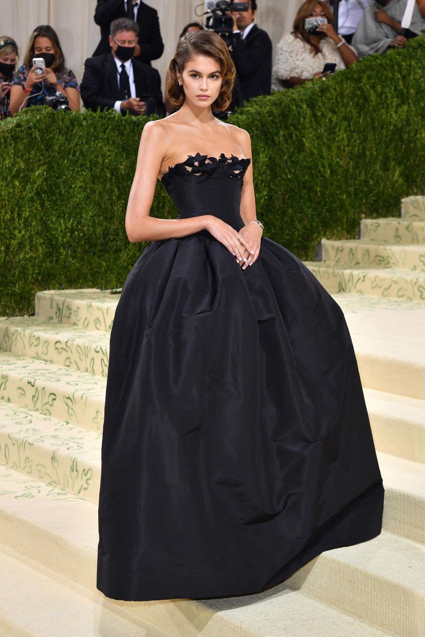 Bei Kaia Gerber ist "Old Hollywood"-Glamour angesagt. Ihr Kleid von Oscar De La Renta wurde von Bianca Jagger inspiriert.