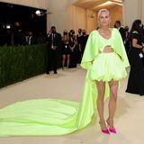 Diane Kruger lässt es in ihrem Neon-Dress von Prabal Gurung und pinken Heels von Jimmy Choo ganz schön knallig angehen.