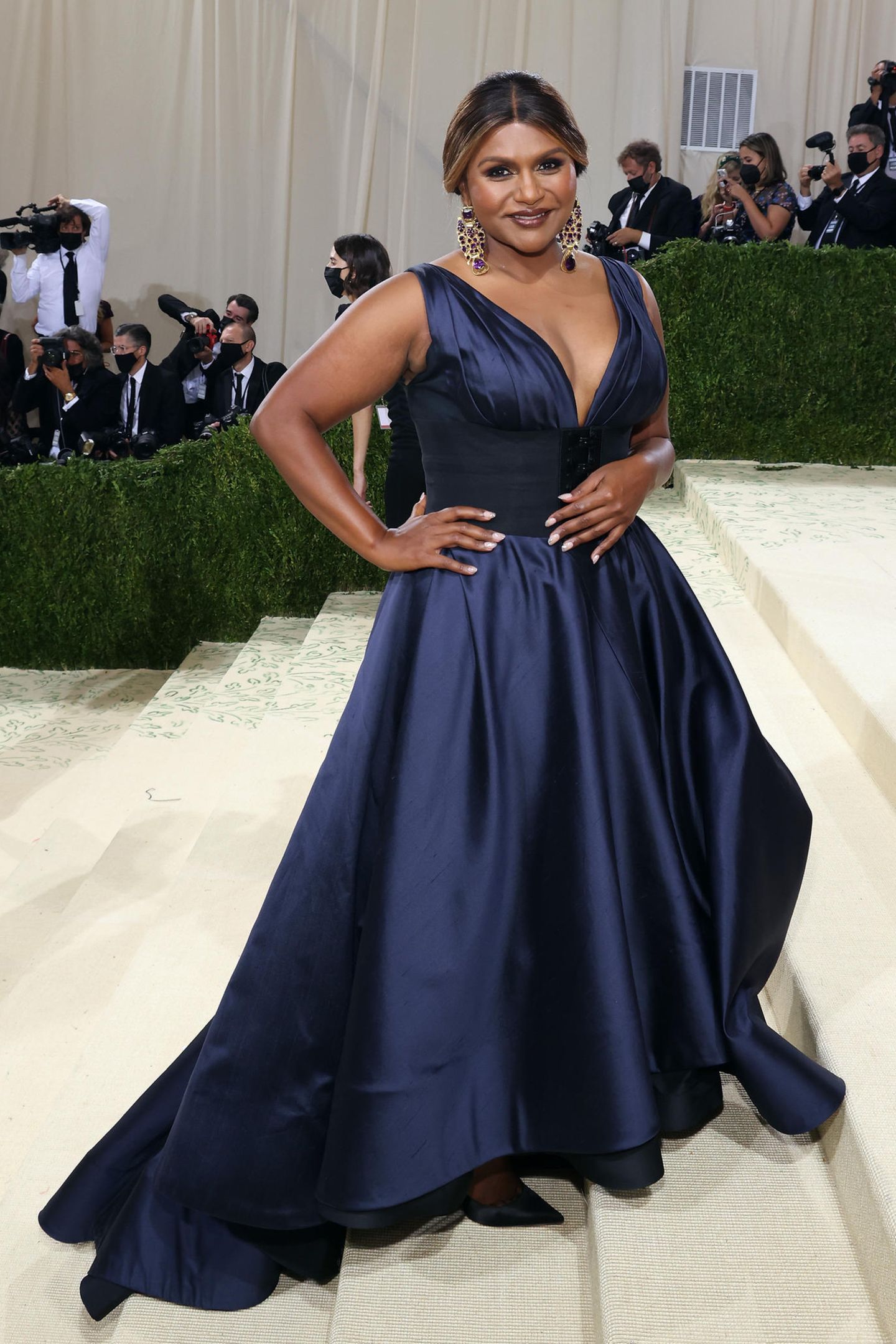 Mindy Kaling strahlt in Tory Burch.