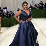 Mindy Kaling strahlt in Tory Burch.