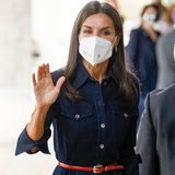 14. September 2021:   Einen Tag vor ihrem Geburtstag besucht Königin Letizia die Fakultät für Informationswissenschaften der UCM um deren Jubiläum zu feiern. Auch hier trägt sie ihren Long-Bob glatt geföhnt. Ihre grauen Strähnen sind kaum sichtbar, nur im Licht schimmern sie und geben dem Haar mehr Struktur. 