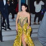 Jungle Style: Sängerin Lorde hat sich für Rihannas Afterparty im Davide einen sommerlichen Look ausgesucht und besonders bequemes Schuhwerk in Neongrün.