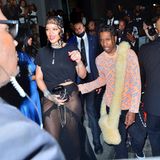 Rihannas Party nach der Met Gala gehört zu den Highlights für die Feierwütigen. Gemeinsam mit ihrem Freund A$AP Rocky lässt sie mit lässigem T-Shirt und sehr transparentem Rock noch bis in die Nacht die Puppen tanzen.