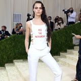 Auch Cara Delevingne nutzt die berühmten Stufen vor dem Metropolitan Museum of Art für Ansagen und setzt in ihrem weißen Dior-Look mit dem Spruch "Peg the Patriarchy" ein feministisches Statement.