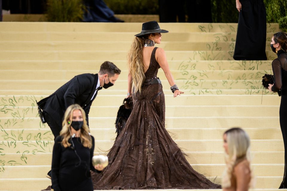 Assistenten der Stars: Jennifer Lopez auf dem Red Carpet der Met Gala 2021
