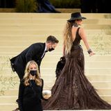 Assistenten der Stars: Jennifer Lopez auf dem Red Carpet der Met Gala 2021