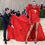 Assistenten der Stars: Karlie Kloss auf dem Red Carpet der Met Gala 2021