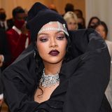 Rihanna begeistert nicht nur mit ihrem auffälligen Outfit. Auch ihr Beanie und Glam-Make-up sorgen für offene Münder.