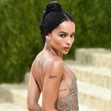Weniger ist mehr! Zoë  Kravitz glänzt mit natürlichem Make-up. Ihre Braids trägt sie zu einem edlen Dutt.