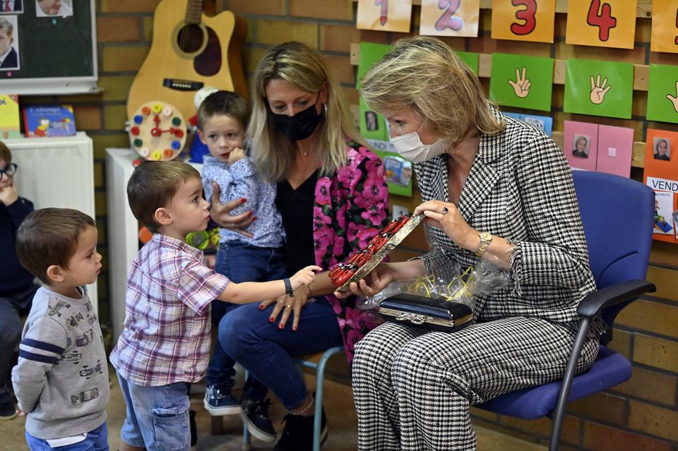 Royaler Terminkalender: Königin Mathilde besucht eine Schule und unterhält sich mit den Kindern Royaler Terminkalender: Königin Mathilde besucht eine Schule und unterhält sich mit den Kindern