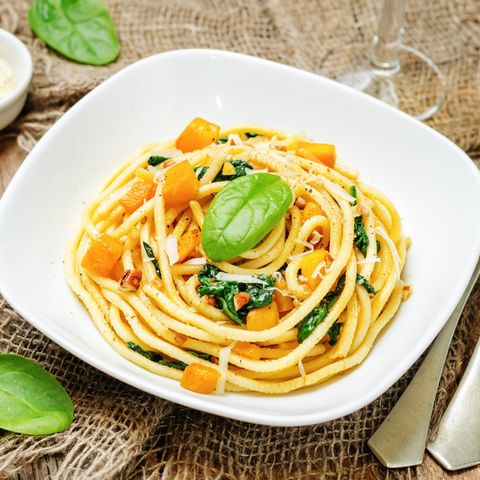Kürbis-Spinat-Pasta: Teller mit Spaghetti mit Kürbis und Spinat.