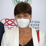 Denn die monegassische Monarchin präsentiert ihre Haare während des Charity-Golfturniers in einem eleganten Kurzhaarschnitt. Nur die braune Farbe ist geblieben und erinnert an den vorherigen Look. 