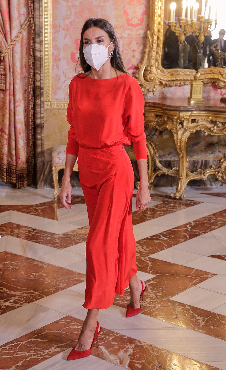 Königin Letizia trägt ein rotes Outfit