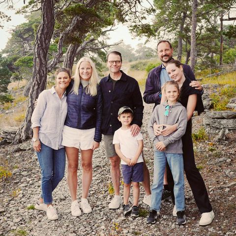 Royals im Urlaub (v.l.): Kronprinzessin Victoria, Kronprinzessin Mette-Marit, Prinz Daniel, Prinz Oscar, Kronprinz Haakon, Prinzessin Ingrid Alexandra und Prinzessin Estelle