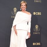 Sieben Emmys hat Allison Janney bereits gewonnen. Bei der diesjährigen Verleihung strahlt sie in einem detailreichen Dress von Azzi & Osta. Mit dem drapierten Dekolletébereich, Cape-Element, Schößchen und Fransen am Saum wird die Schauspielerin in ihrem Kleid zu einem echten Hingucker auf dem Red Carpet.