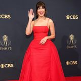 Mal eine etwas andere Silhouette. Mandy Moore trägt bei den Emmys 2021 ein Carolina Herrera Dress, das an den Hüften auffallend betont ist. Die rote Farbe des Kleides steht der Schauspielerin hervorragend!
