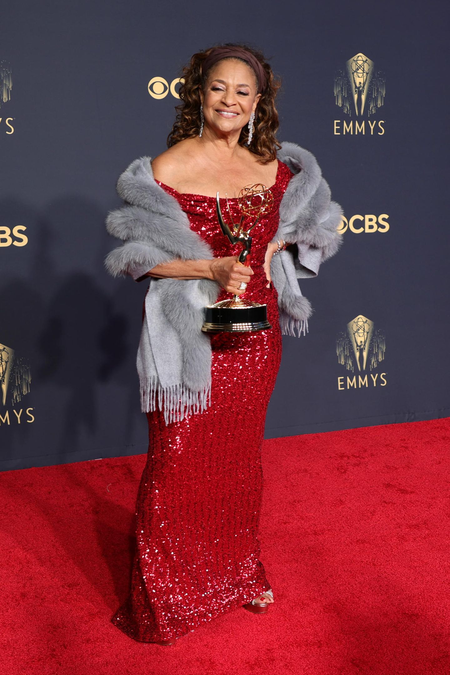 Debbie Allen wurde mit dem "Television Academy’s 2021 Governors Award" ausgezeichnet. Wir verleihen der US-Amerikanerin einen Award für einen besonders glamourösen Auftritt. In ihrer roten, funkelnden Robe macht die 71-Jährige eine herausragende Figur und versprüht wahren Hollywood-Glamour.