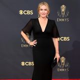 Eleganz pur! Kate Winslet setzt bei den Emmys 2021 auf Understatement. In ihrer schwarzen Robe von Giorgio Armani mit tiefem Dekolleté beweist die Schauspielerin, dass es definitiv kein schreiendes Kleid braucht, um aufzufallen.