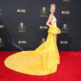 DAS nennen wir mal ein Dress! Anya Taylor-Joy hatte bei den Emmys 2021 den ganz großen Auftritt. Das nudefarben glänzende Dress von Dior Haute Couture wird durch das riesige Cape in strahlendem Gelb zum Eyecatcher. Darin erinnert sie ein wenig an Bell aus "Die Schöne und das Biest".