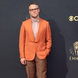 Der Mann wagt sich etwas! Seth Rogen trägt bei den Emmys 2021 einen Anzug, der nicht nur durch seine Farben auffällt, auch die Details machen den Look spannend. Da kommen 70s-Vibes auf!