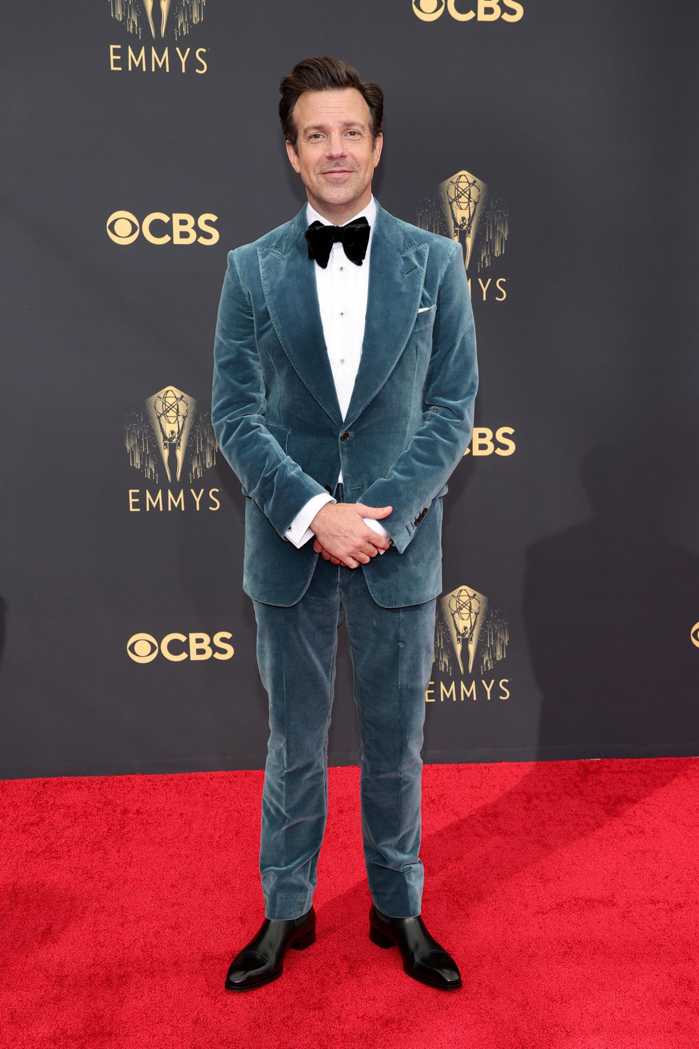 Mode-Mut beweist Jason Sudeikis in seinem Anzug von Tom Ford. Petrolfarbenen Samt kann sicherlich nicht jeder tragen. Dem Schauspieler steht der Zweiteiler aber hervorragend!