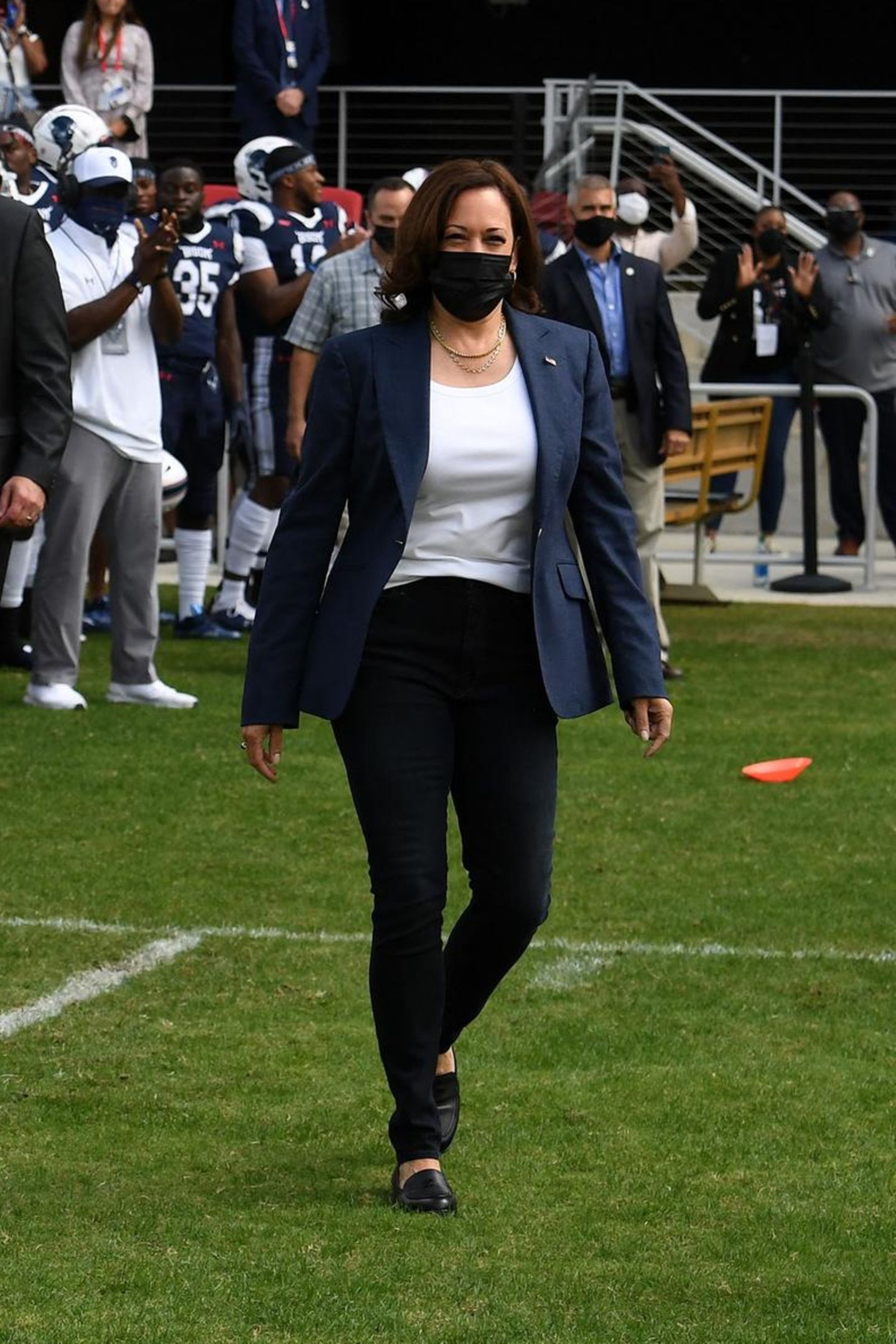 Vizepräsidentin Kamala Harris läuft über ein Footballfeld.