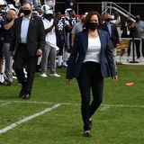Vizepräsidentin Kamala Harris läuft über ein Footballfeld.