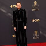 Hochgeschlossen, aber nicht minder sexy. "Grey's Anatomy"-Star Ellen Pompeo erscheint in einem schwarzen Samt-Kleid mit Strass-Applikationen bei den Emmy Awards 2021. Passend dazu trägt sie ihre Haare streng zu einem Zopf gebunden.