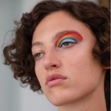 Model auf der London Fashion Week mi auffälligem Augen-Make-up