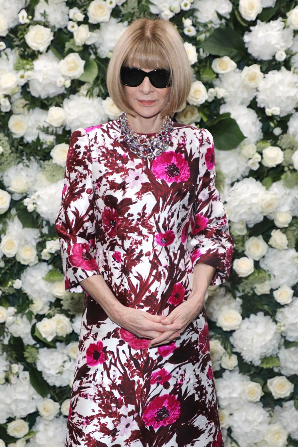 Anna Wintour besucht die Party von der britischen Vogue und Tiffany & Co. Für das besondere Event trägt die Vogue-Chefredakteurin ein rosa Kleid mit Blumenmuster.